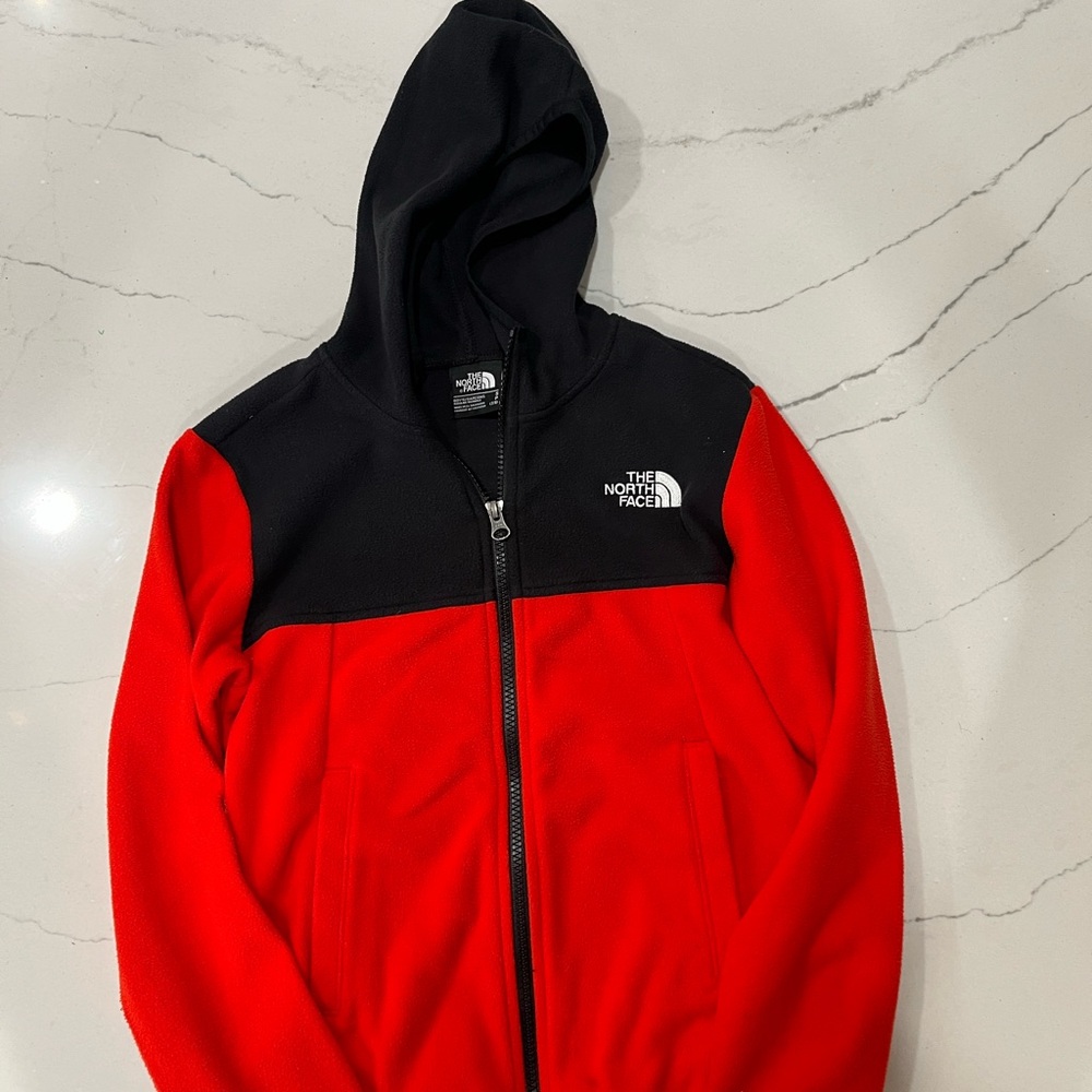Like new!!!! Boys The North Face fleece jacket with hood and pockets.